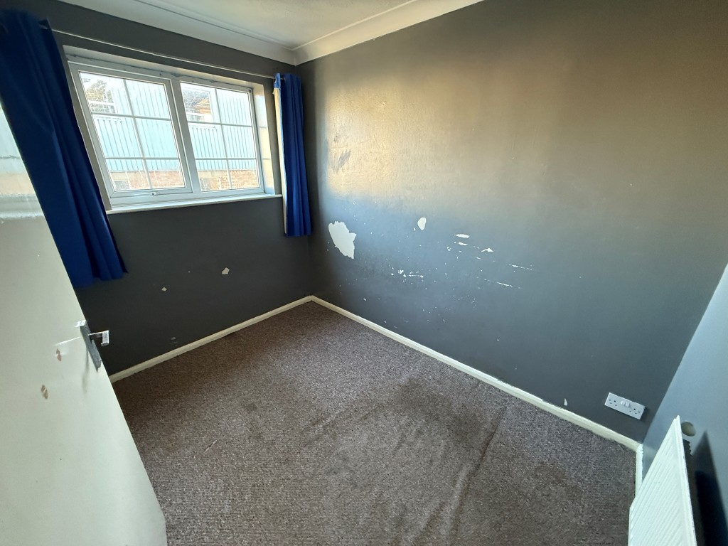 Lot: 144 - FOUR-BEDROOM TOWN HOUSE FOR REFURBISHMENT - Bedroom